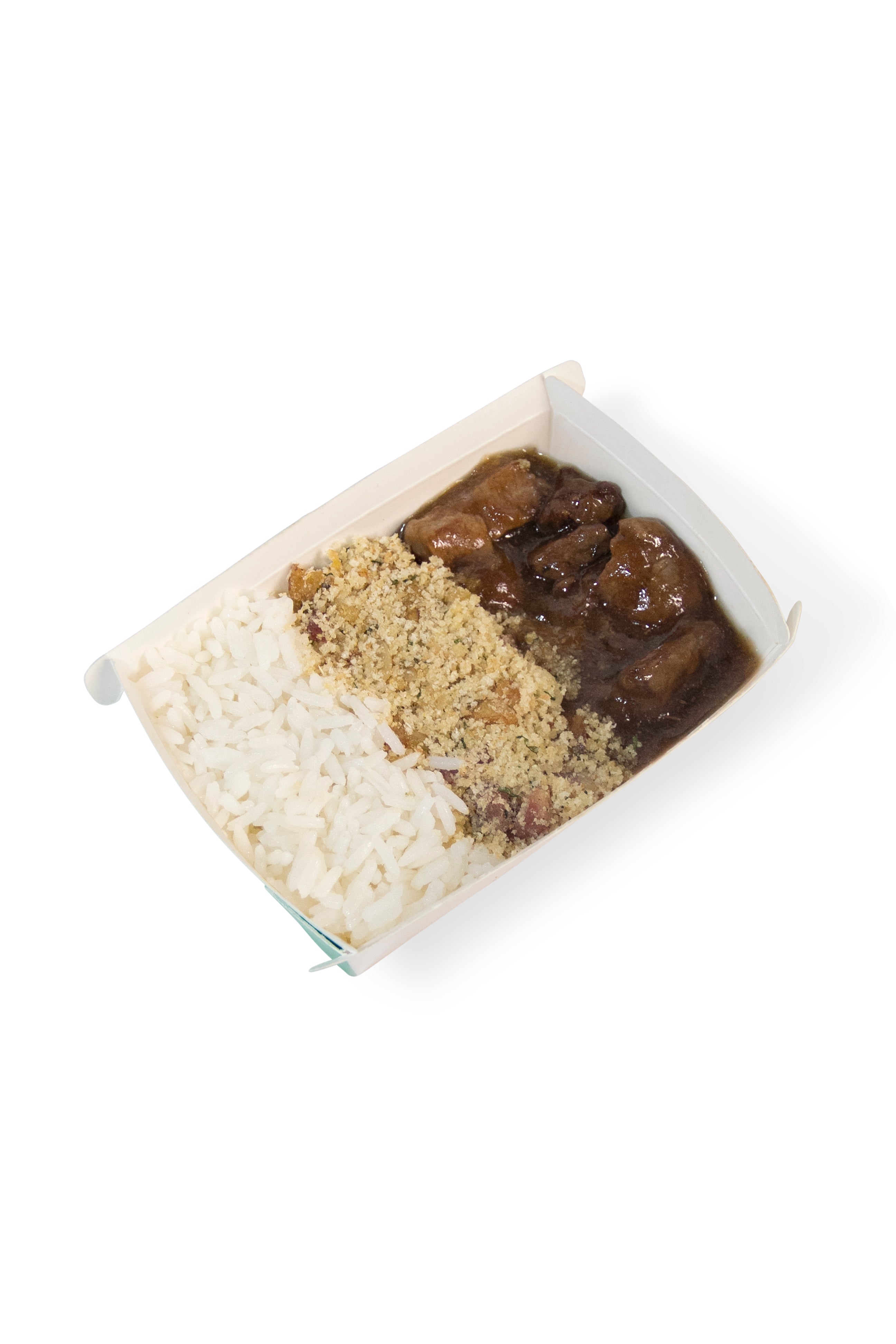 Ragú de filé mignon com molho demi glace, farofa funcional de castanhas, banana da terra e bacon, arroz branco