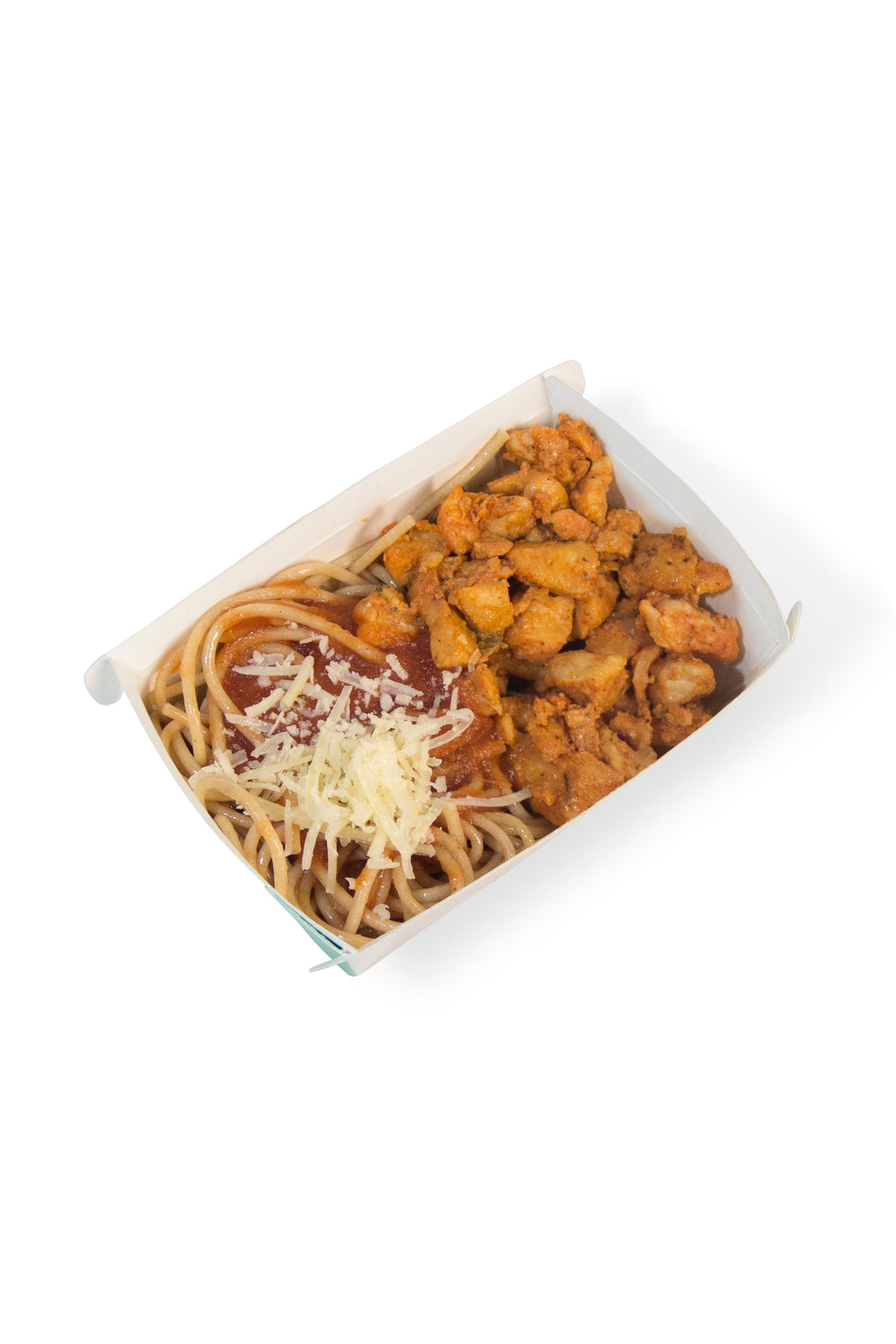 Frango picado, espaguete integral ao sugo e parmesão ralado