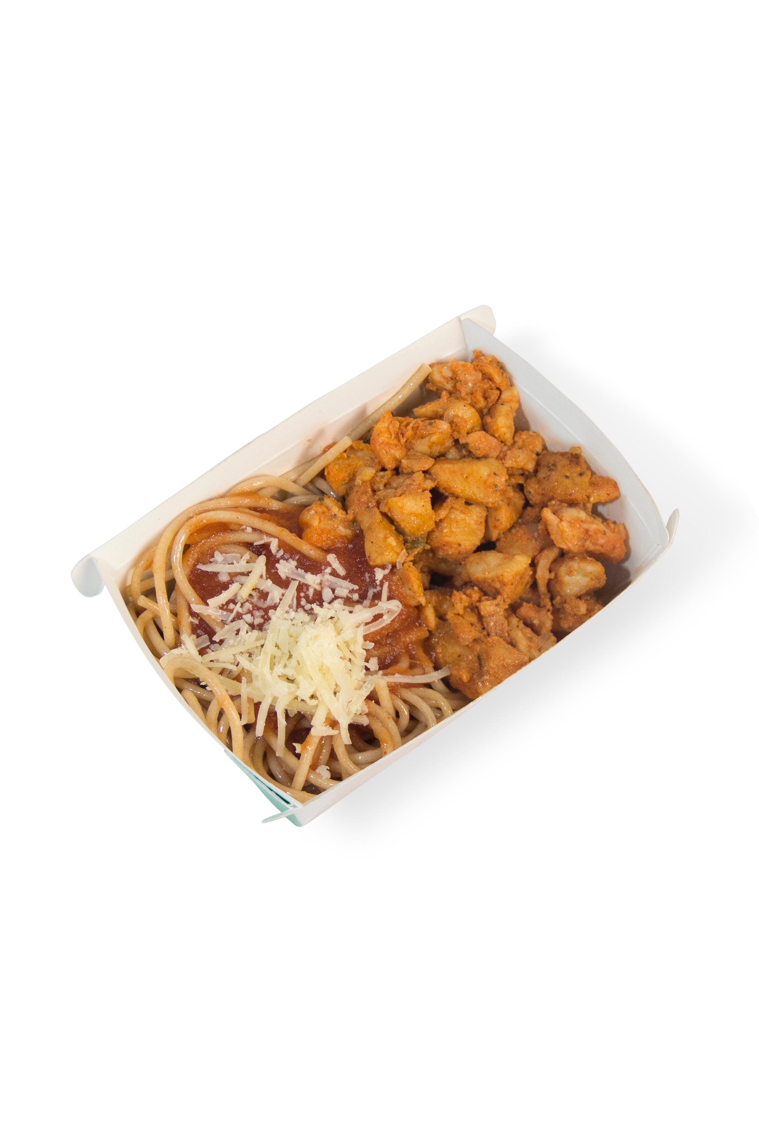 Frango picado, espaguete integral ao sugo e parmesão ralado