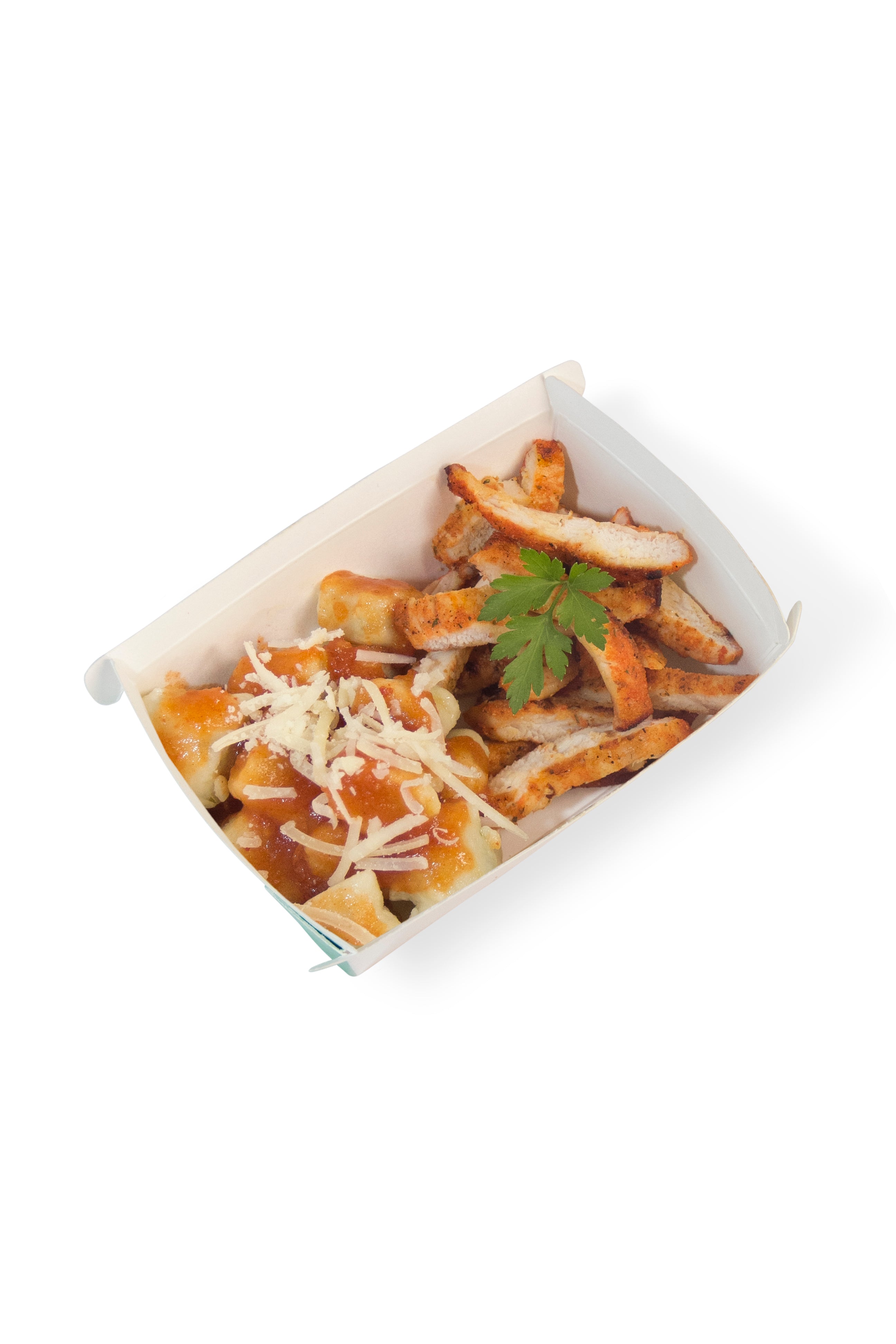 Frango picado, nhoque de batata doce ao sugo, e parmesão ralado
